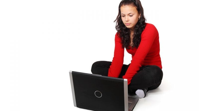 7 stvari, ki jih najstniki naj ne počnejo na internetu