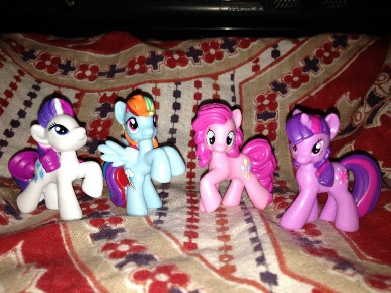 Introvertirani starši, ekstrovertiran otrok – na pomoč!