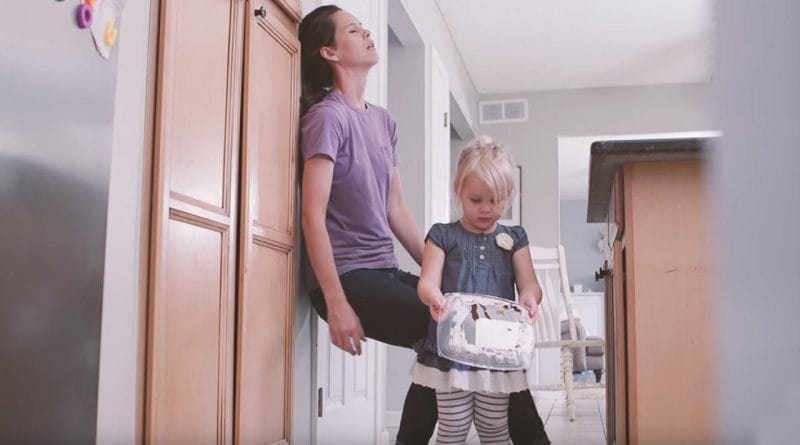 Normalen dan iz materine in otrokove perspektive