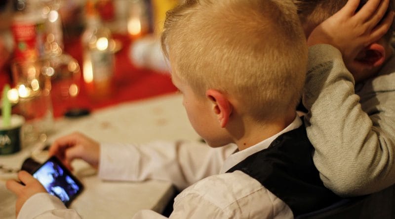 Vam je znano, kaj vaš otrok počne na računalniku, na pametnem telefonu?