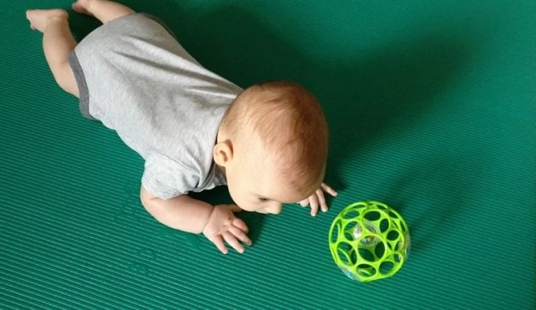 Trebušni položaji pri dojenčku