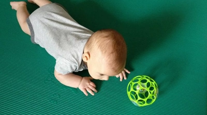 Trebušni položaji pri dojenčku