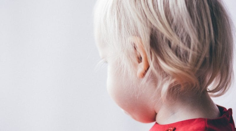 Zakaj otroci udarjajo z glavo ob steno ali tla?