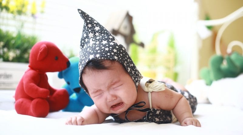 Ali je dobro, da pustimo dojenčka izjokavati?