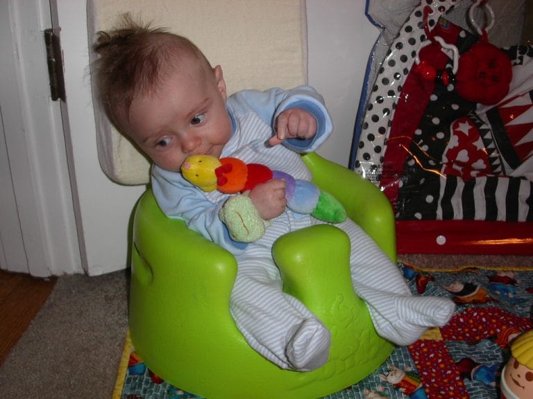 Bumbo stolček – zakaj ga fizioterapevti ne priporočajo