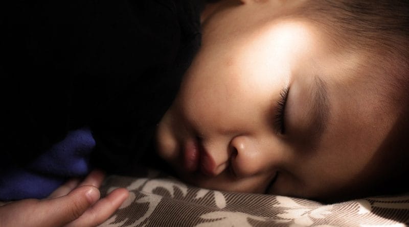 Otrok bruha – kdaj vas mora skrbeti?