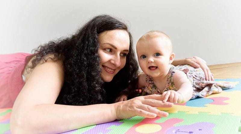 Prostor v premik polja umiritve ob otrokovem joku