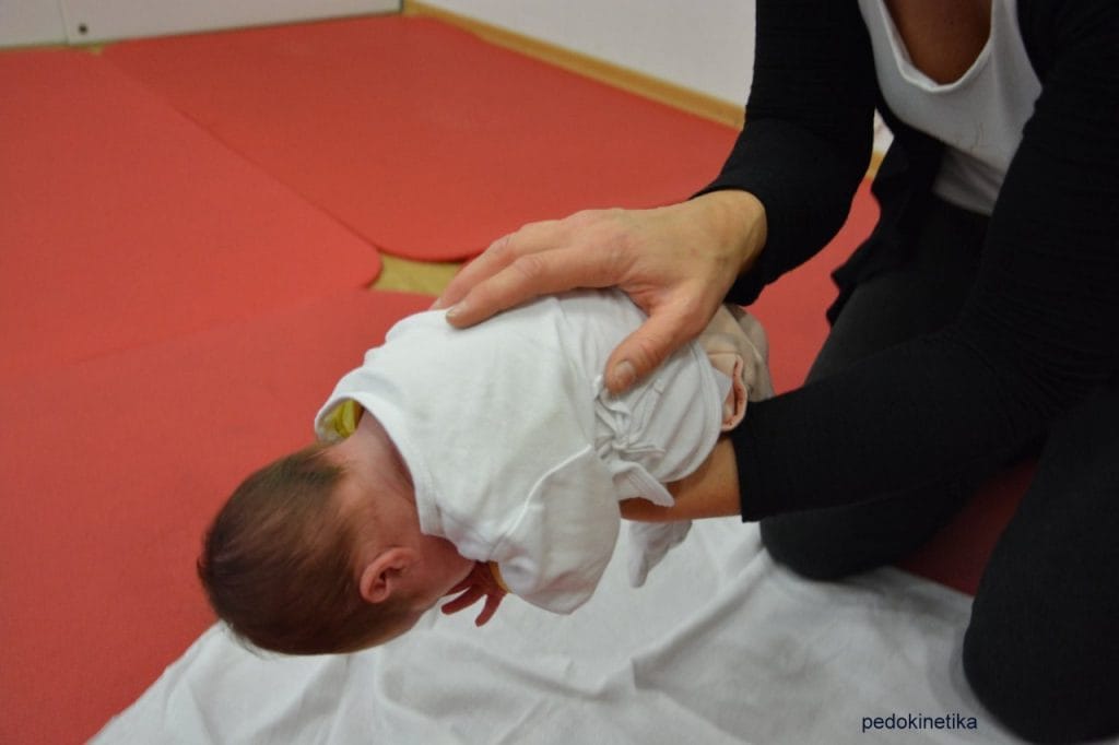 Premikanje dojenčka - joj, kaj pa glava?