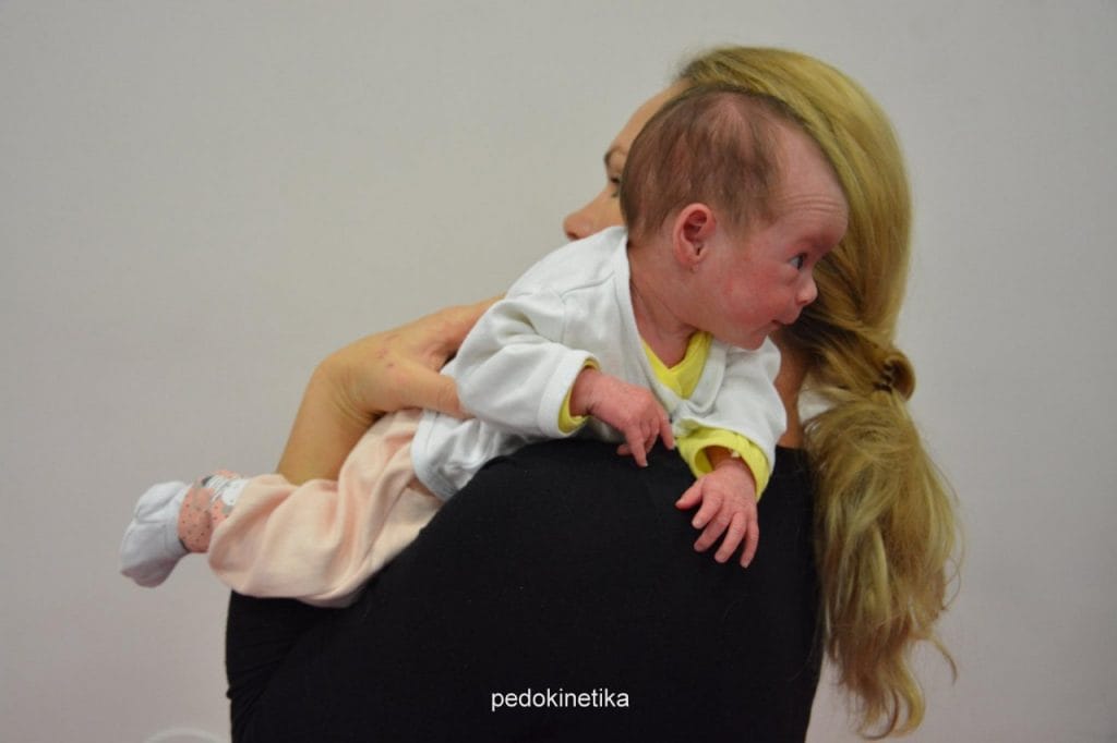 Premikanje dojenčka - joj, kaj pa glava?