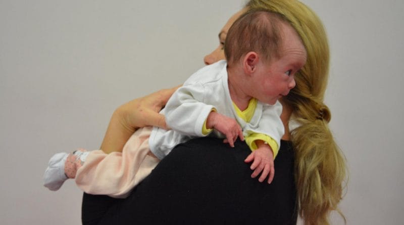 Premikanje dojenčka - joj, kaj pa glava?