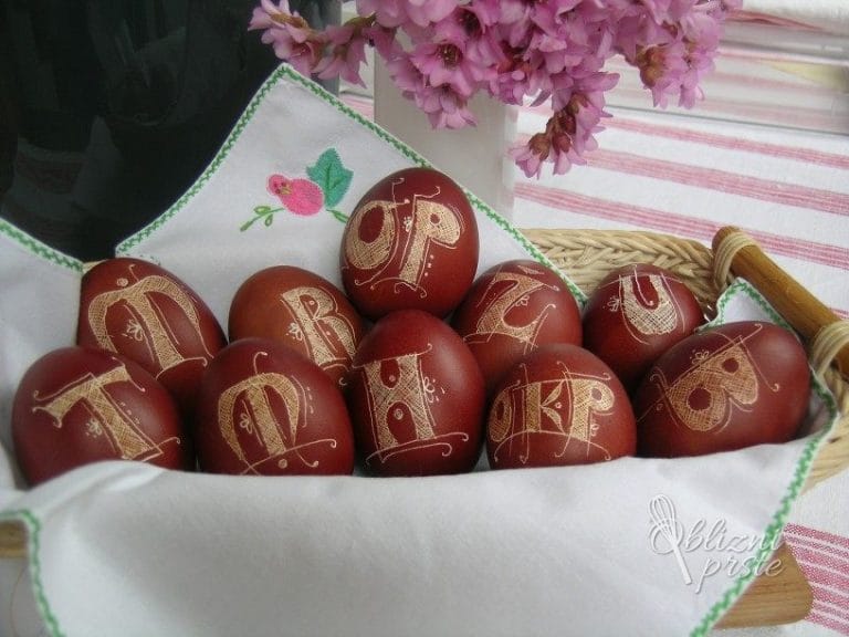 Velikonočni pirhi – barvanje v čebulnih olupkih