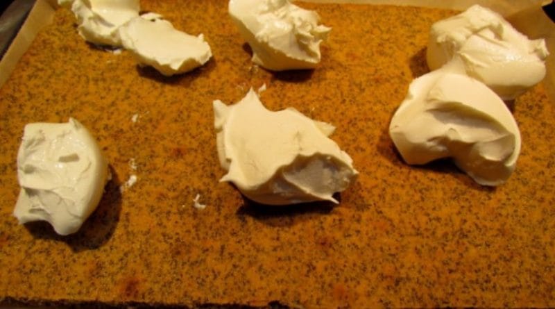 Recept: Marianine makove kocke z grškim jogurtom