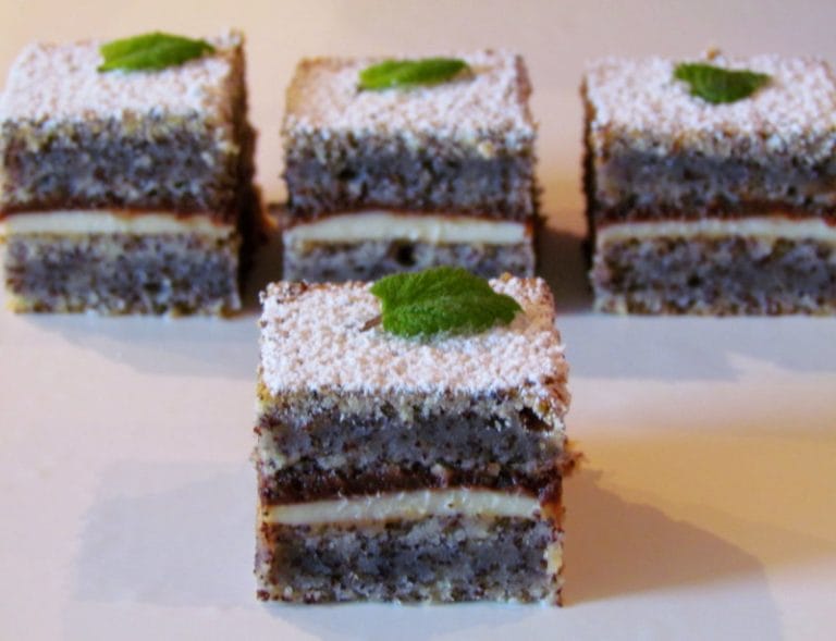 Recept: Marianine makove kocke z grškim jogurtom