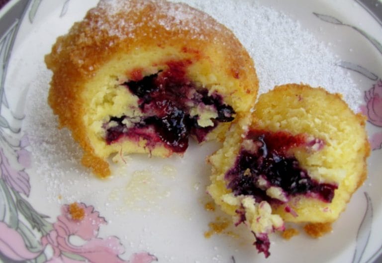 Marianini borovničevi cmoki iz pšeničnega zdroba