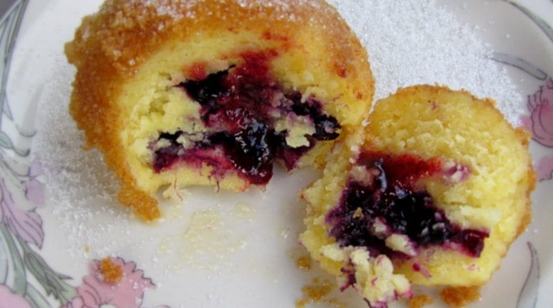 Marianini borovničevi cmoki iz pšeničnega zdroba