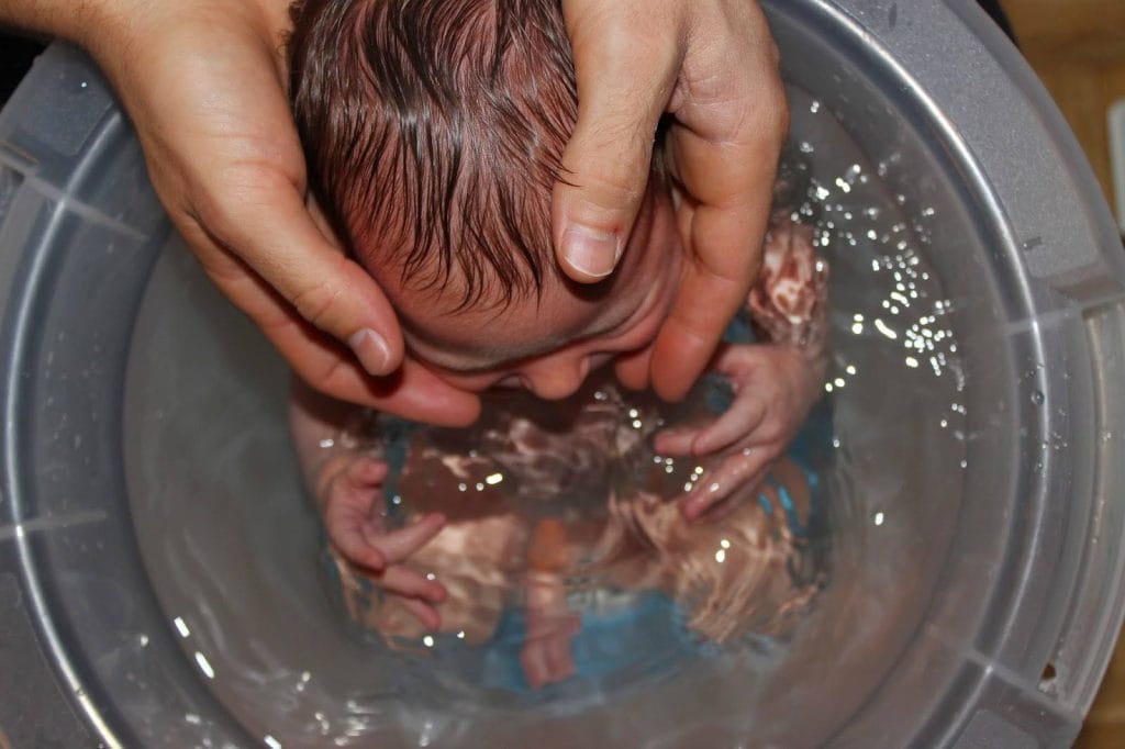 "Čebričkanje" - malce drugačno kopanje novorojenčkov