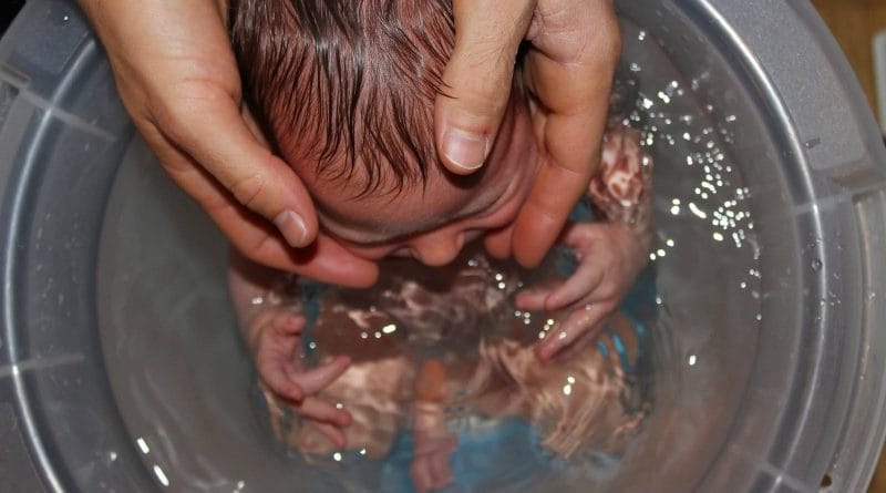 "Čebričkanje" - malce drugačno kopanje novorojenčkov