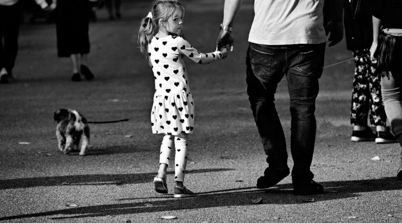 Ni vaša naloga, da ponovno obiskujete šolo z vašim otrokom