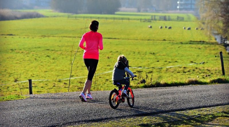 Pet načinov, da ostanete povezani s svojim otrokom tudi na slab dan
