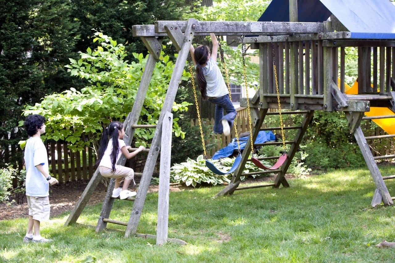 To je nevarno! Tam se ne smeš igrati!