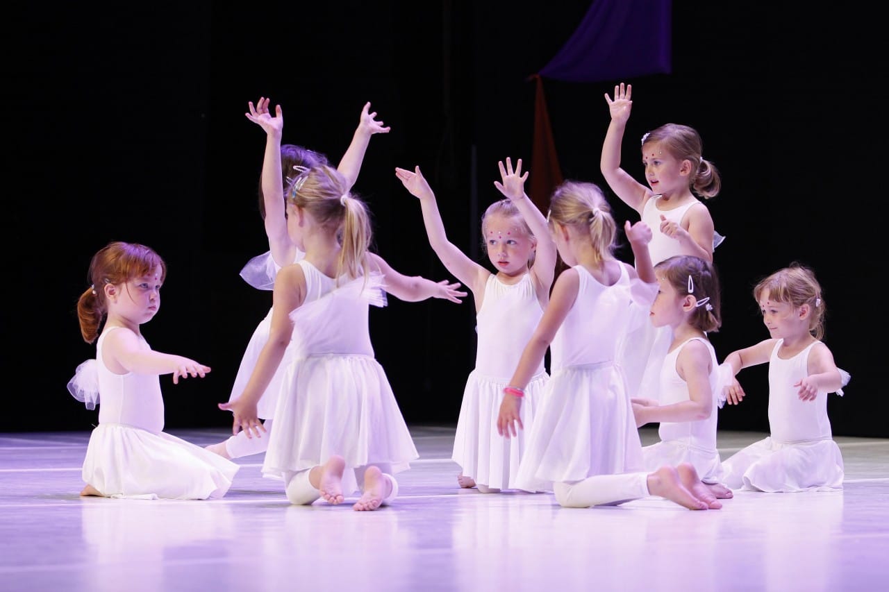 Plešem, še preden hodim