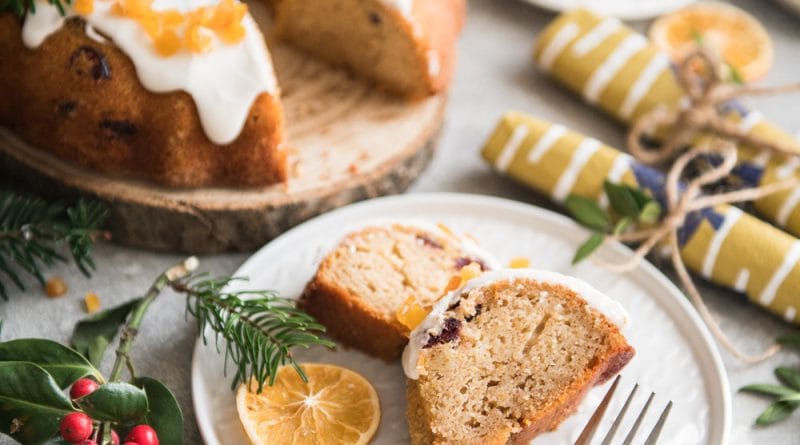 Praznično okrašen zimski šarkelj (z receptom)