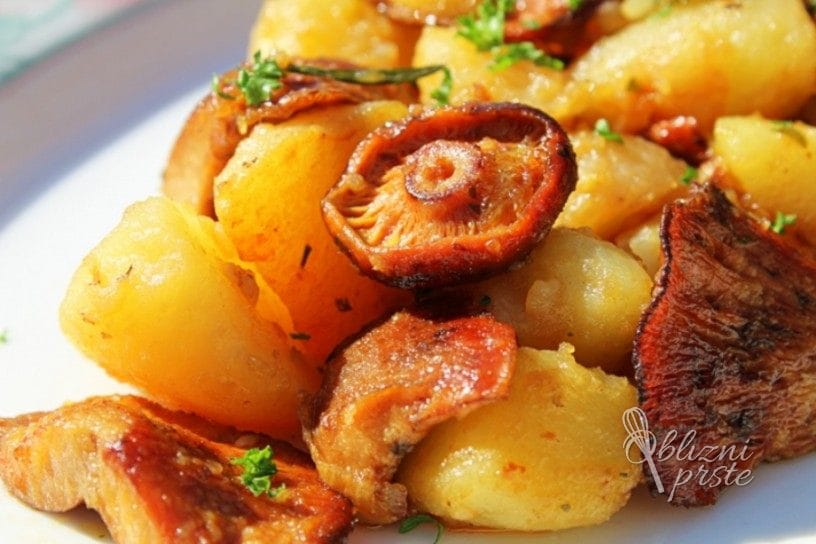 Gobice na maslu s česnom in krompirjem