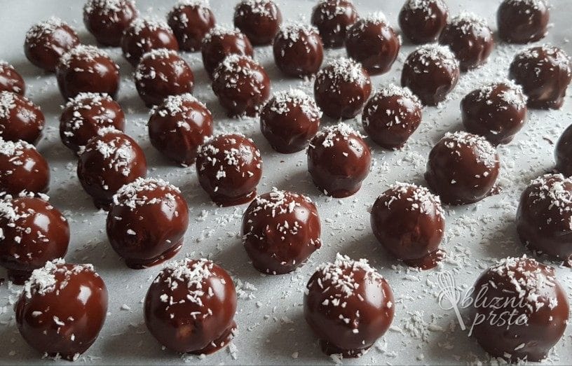 Slastne snežno čokoladno-kokosove kroglice