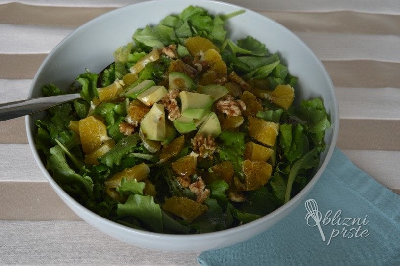 Solata z orehi, pomarančo in avokadom