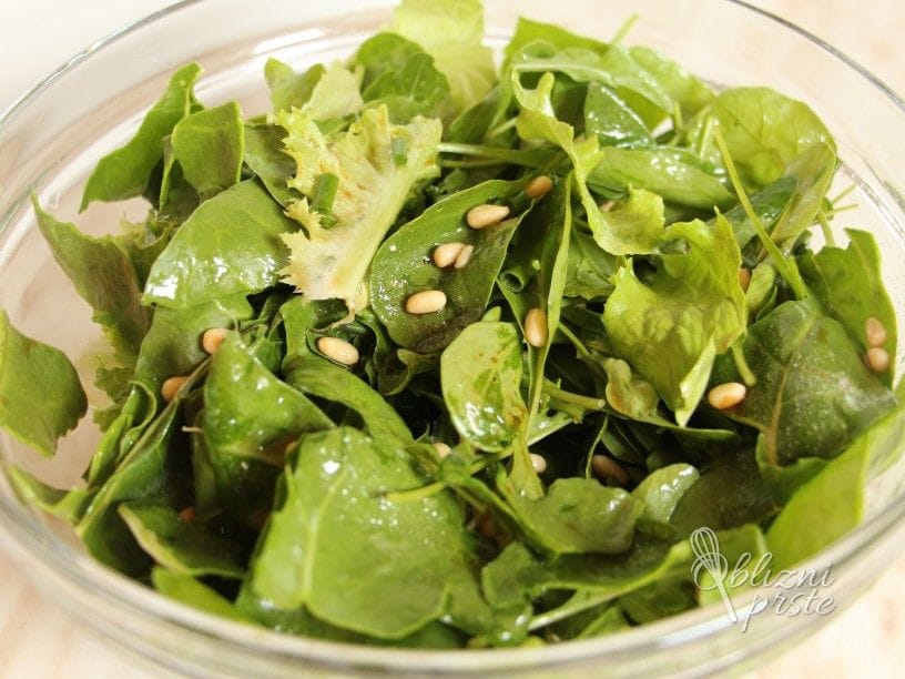 Zelena mešana solata s pinjolami