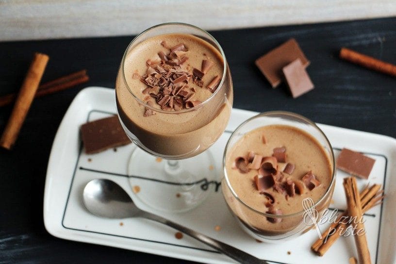 Čokoladna pena v kozarcu