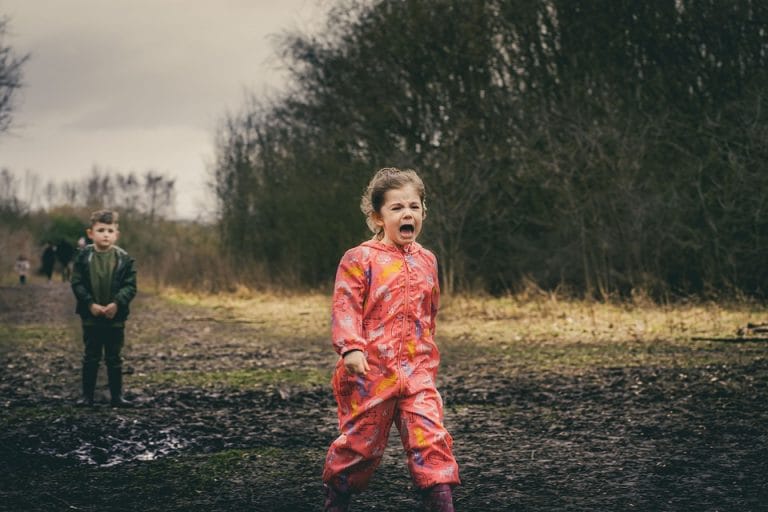 Edino, kar hčerko pomiri, je udarec po riti