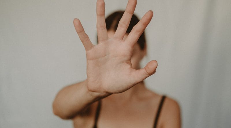 Kako postaviti mejo, ko nas naši bližnji ne sprejmejo v naši bolečini?