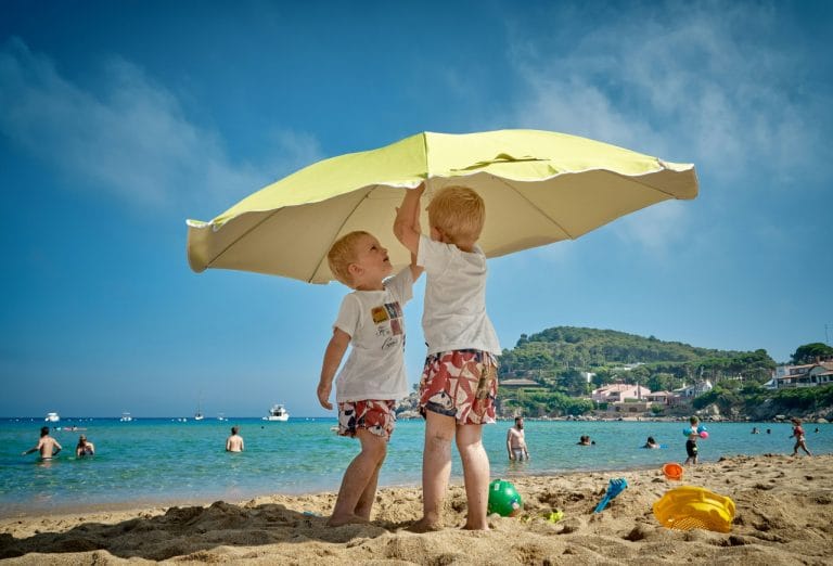 Kako zaposliti majhne otroke na plaži?