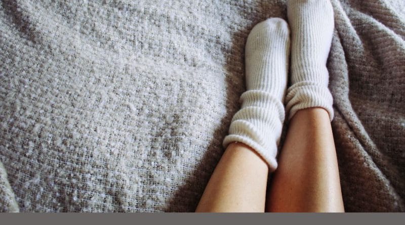 Mrzle noge: Zakaj so mrzle in kako si lahko pomagamo?