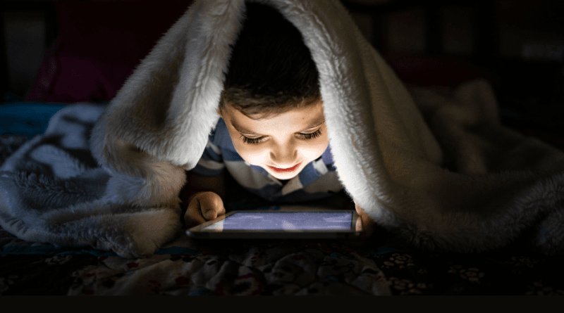 Otroštvo pod pritiskom: Kako sodobni čas oblikuje otroke